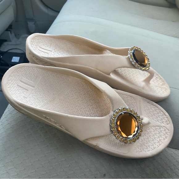 Telic Find Your Purpose Tan Rubber with Stone Sandals Size Medium - Picture 11 of 16